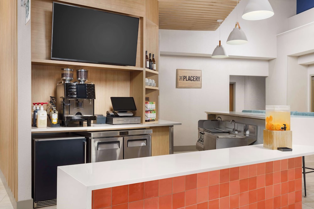 Hyatt Place across from Universal Orlando Resort — Restaurant & bars in Orlando, Florida