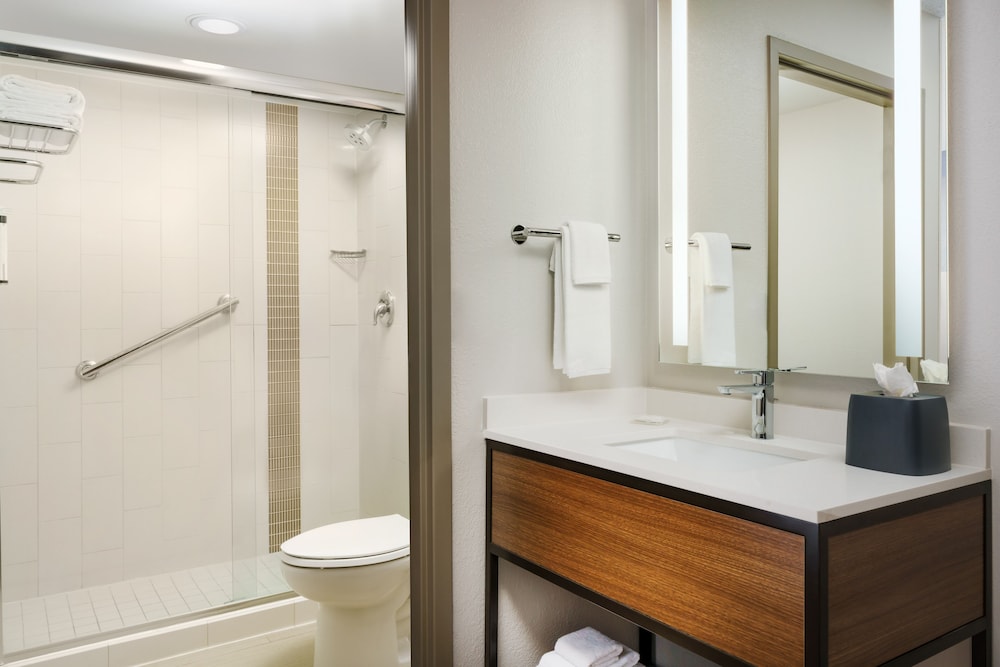 Hyatt Place across from Universal Orlando Resort — Hotel rooms in Orlando, Florida
