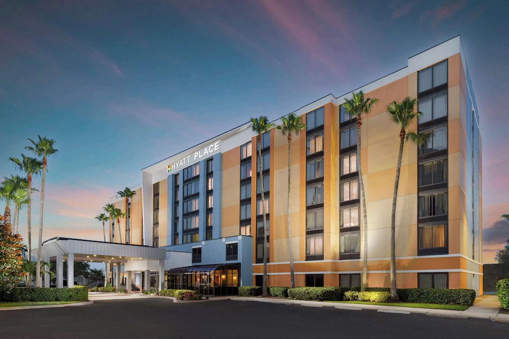 Hyatt Place across from Universal Orlando Resort — Hotel building in Orlando, Florida