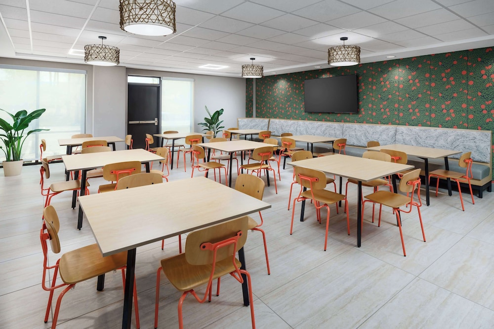 Hyatt Place across from Universal Orlando Resort — Restaurant & bars in Orlando, Florida