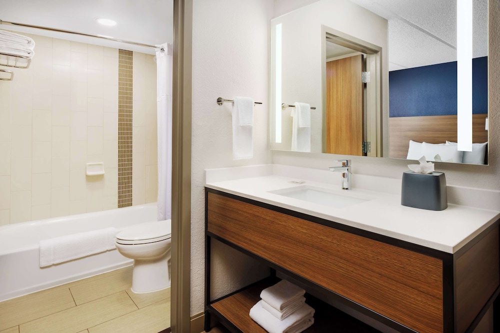 Hyatt Place across from Universal Orlando Resort — Hotel rooms in Orlando, Florida