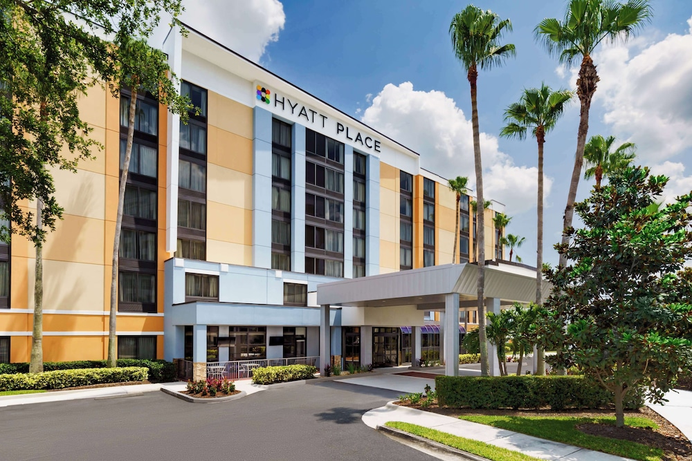 Hyatt Place across from Universal Orlando Resort — Hotel building in Orlando, Florida