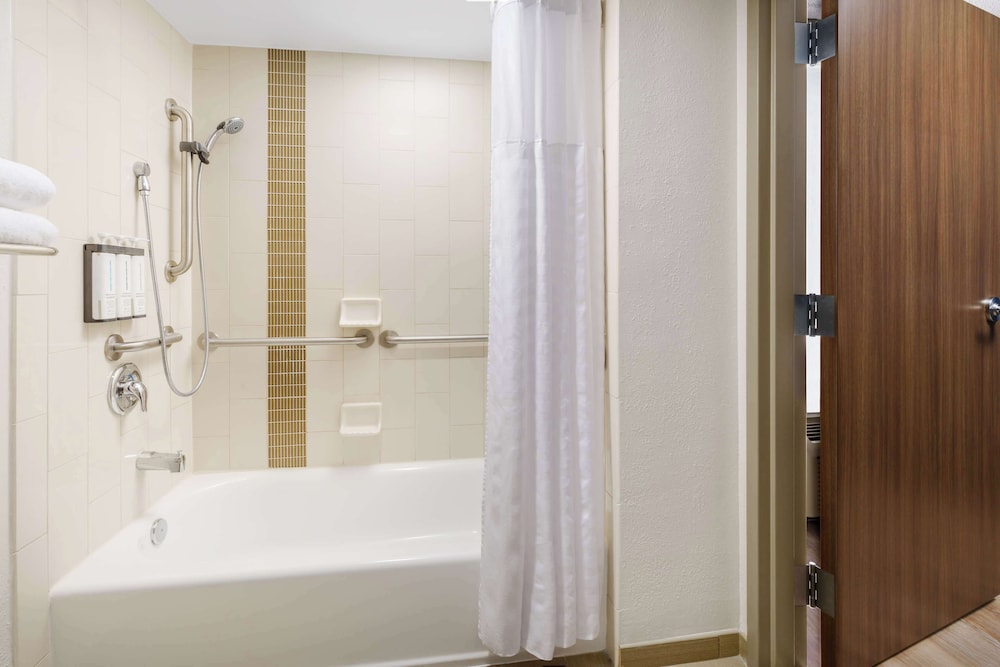 Hyatt Place across from Universal Orlando Resort — Hotel rooms in Orlando, Florida
