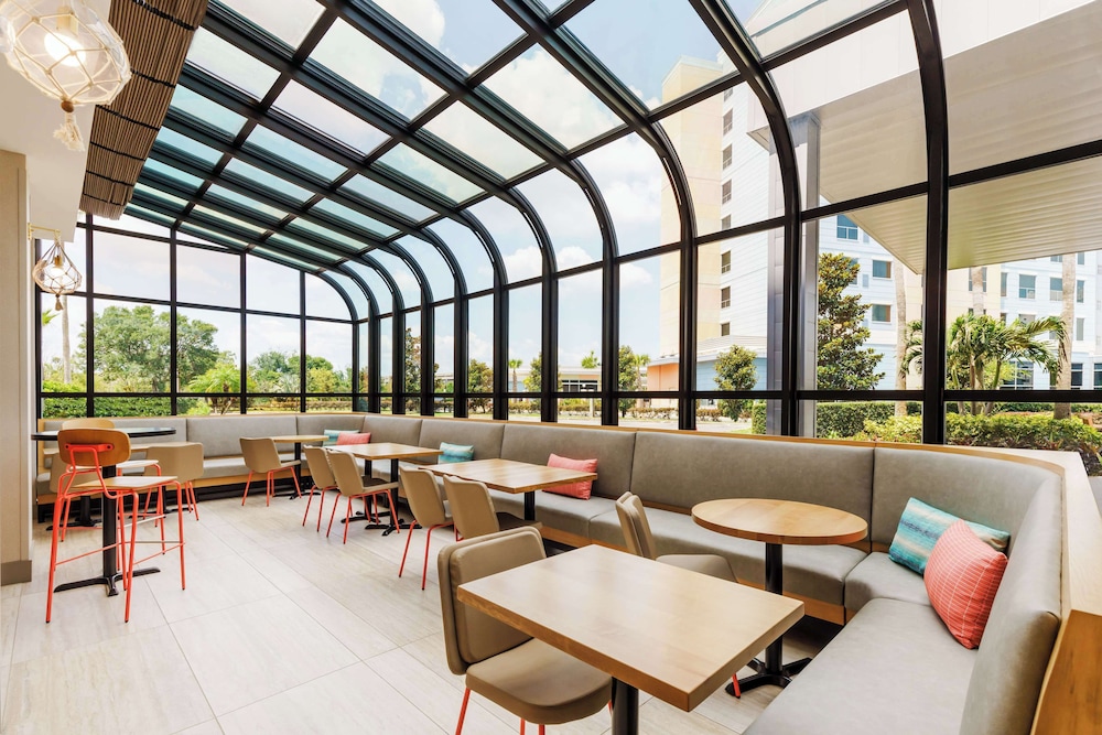Hyatt Place across from Universal Orlando Resort — Restaurant & bars in Orlando, Florida