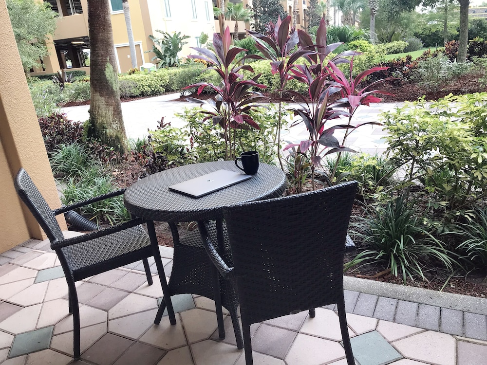 Lake Buena Vista Resort Village & Spa — Hotel building in Orlando, Florida