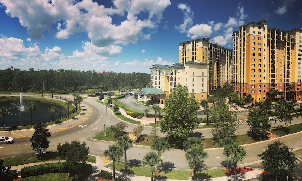 Lake Buena Vista Resort Village & Spa — Hotel building in Orlando, Florida