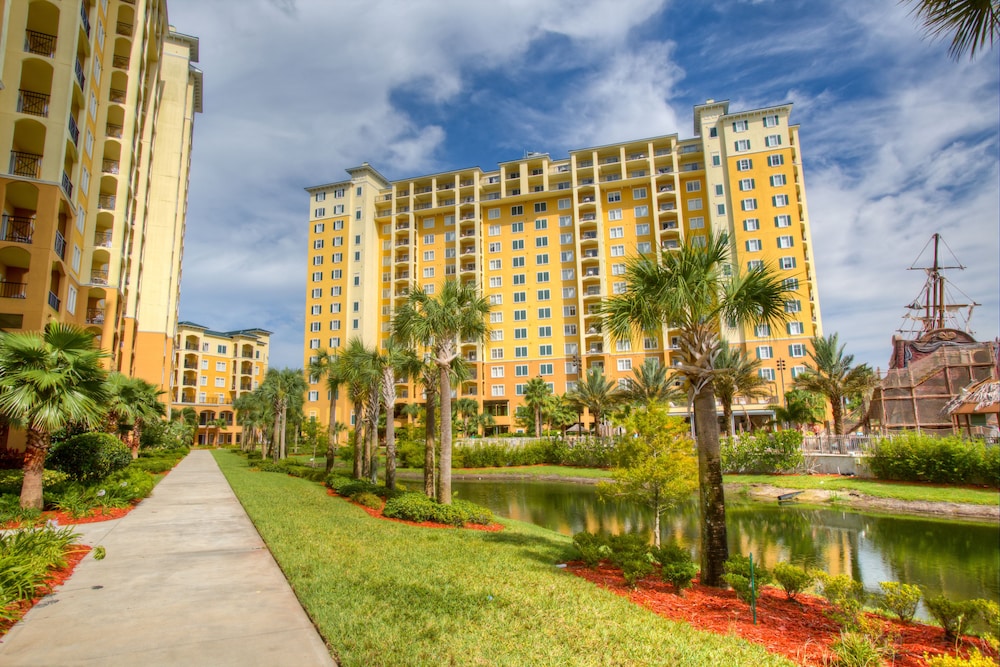 Lake Buena Vista Resort Village & Spa — Hotel building in Orlando, Florida