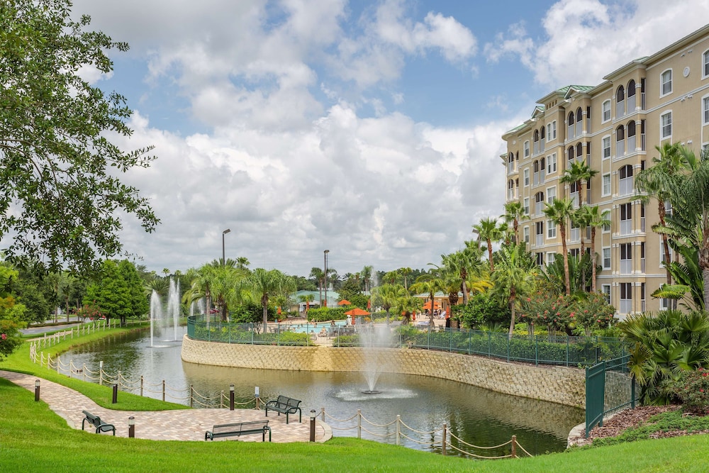 Hilton Vacation Club Mystic Dunes Orlando — Hotel building in Kissimmee, Florida