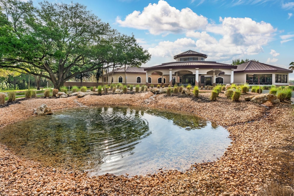 Hilton Vacation Club Mystic Dunes Orlando — Hotel building in Kissimmee, Florida