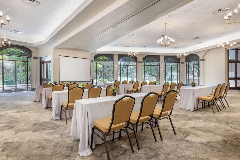 Hilton Vacation Club Mystic Dunes Orlando — Hotel building in Kissimmee, Florida