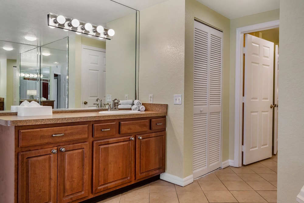 Hilton Vacation Club Mystic Dunes Orlando — Hotel rooms in Kissimmee, Florida