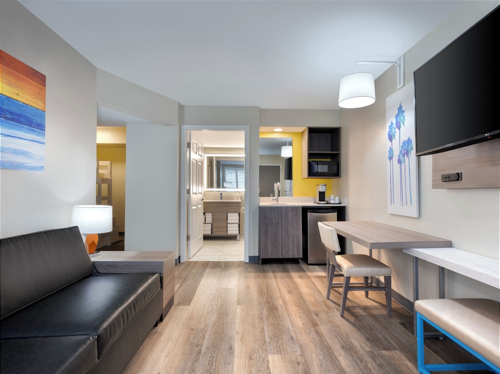 Holiday Inn Resort Orlando Suites - Waterpark by IHG — Hotel rooms in Orlando, Florida