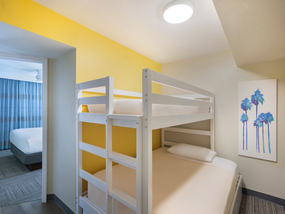 Holiday Inn Resort Orlando Suites - Waterpark by IHG — Hotel rooms in Orlando, Florida