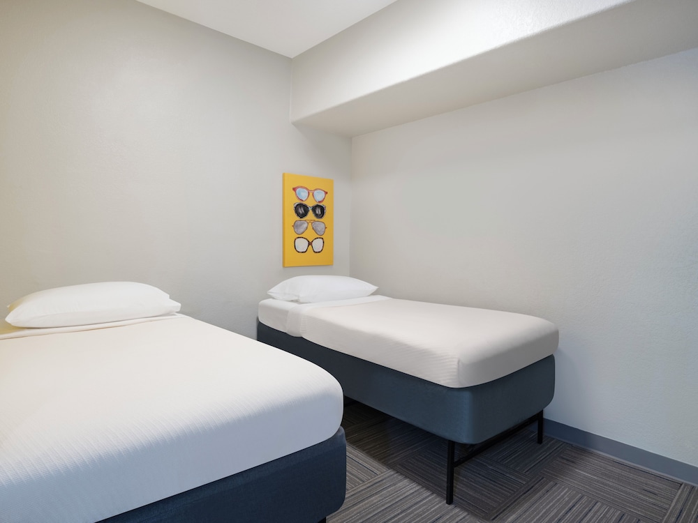 Holiday Inn Resort Orlando Suites - Waterpark by IHG — Hotel rooms in Orlando, Florida