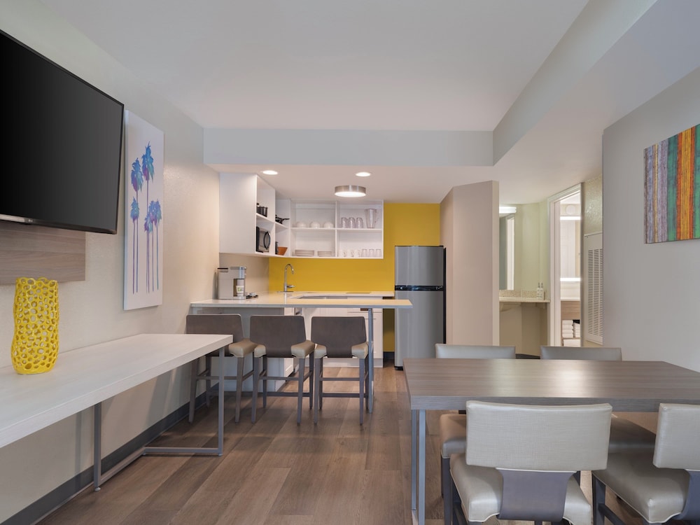 Holiday Inn Resort Orlando Suites - Waterpark by IHG — Hotel rooms in Orlando, Florida