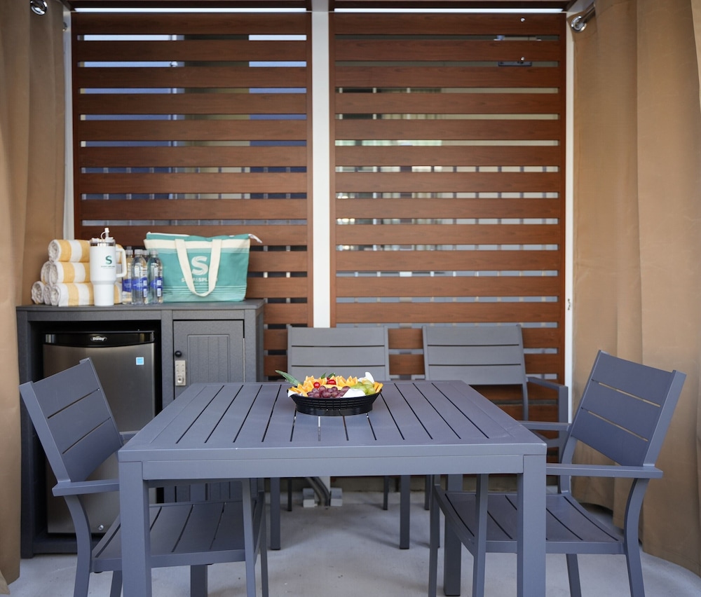 Holiday Inn Resort Orlando Suites - Waterpark by IHG — Hotel rooms in Orlando, Florida