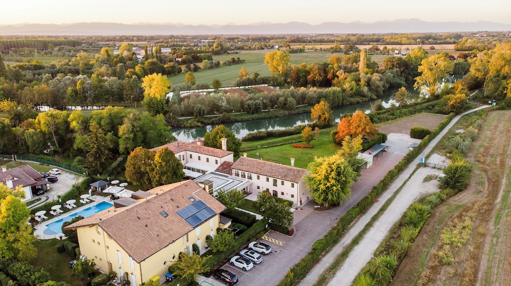 Borgo ca' dei Sospiri — Hotel building in Quarto d'Altino, Veneto