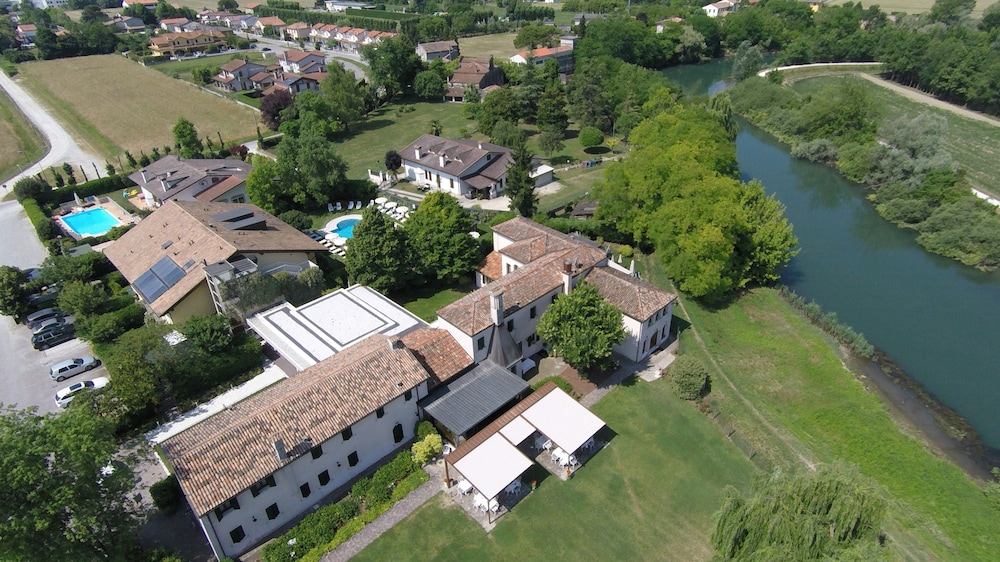 Borgo ca' dei Sospiri — Hotel building in Quarto d'Altino, Veneto