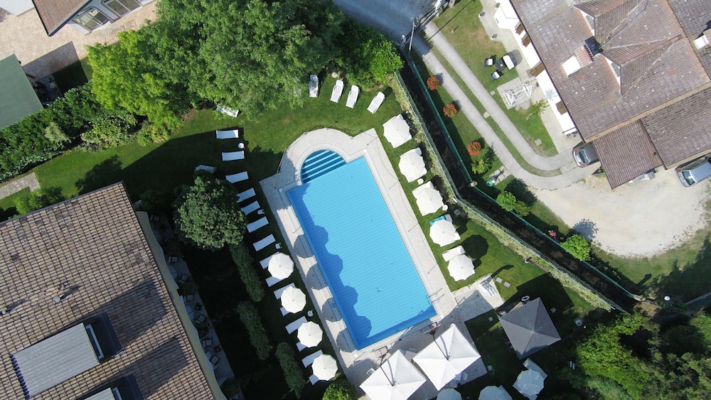Borgo ca' dei Sospiri — Swimming pool in Quarto d'Altino, Veneto