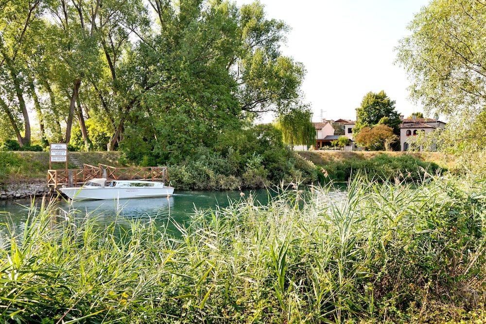 Borgo ca' dei Sospiri — Swimming pool in Quarto d'Altino, Veneto