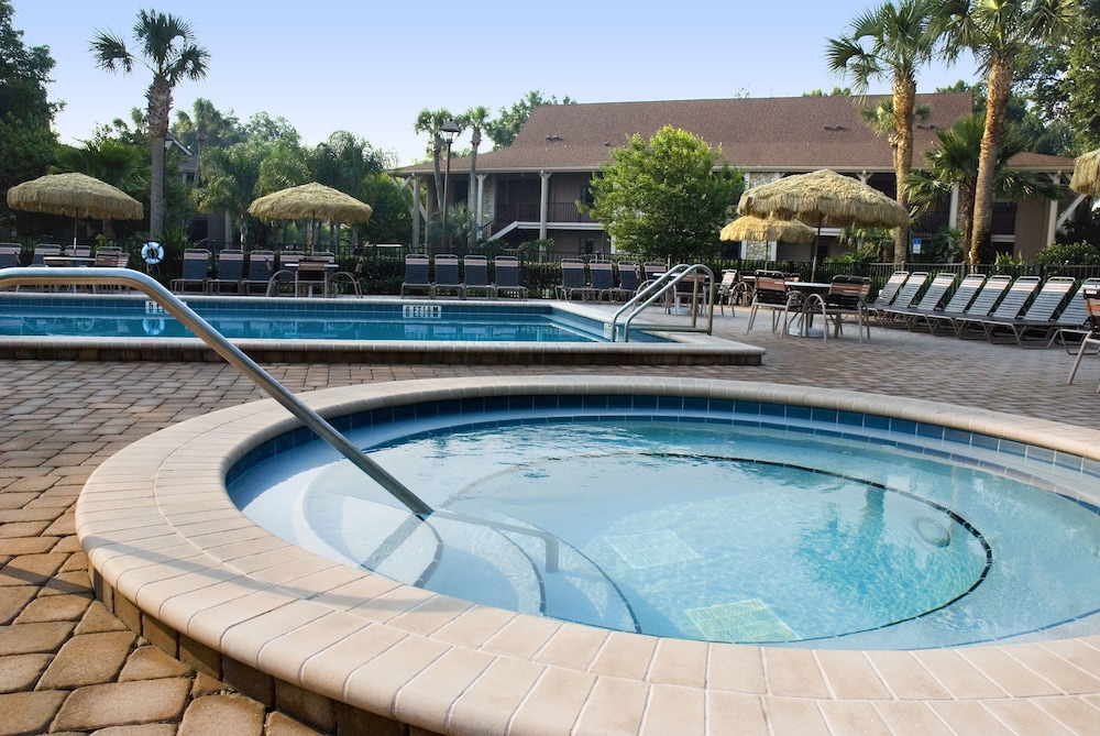Hilton Vacation Club Polynesian Isles Kissimmee — Swimming pool in Kissimmee, Florida