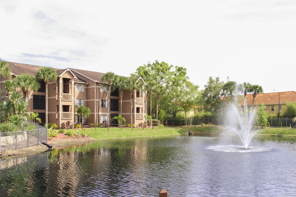 Hilton Vacation Club Polynesian Isles Kissimmee — Hotel building in Kissimmee, Florida