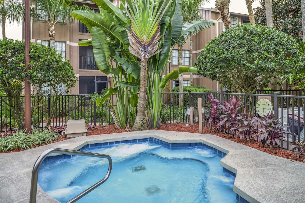 Hilton Vacation Club Polynesian Isles Kissimmee — Swimming pool in Kissimmee, Florida
