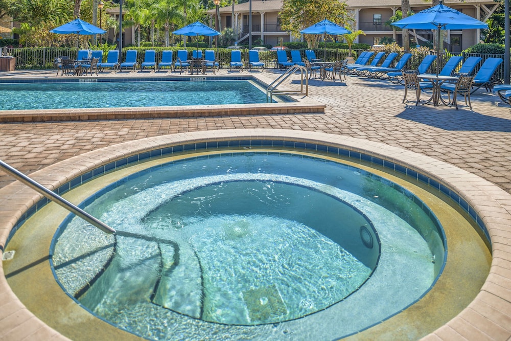 Hilton Vacation Club Polynesian Isles Kissimmee — Swimming pool in Kissimmee, Florida