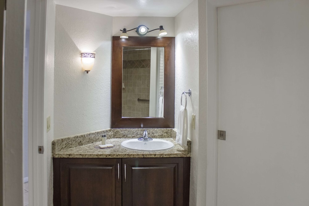 Hilton Vacation Club Polynesian Isles Kissimmee — Hotel rooms in Kissimmee, Florida