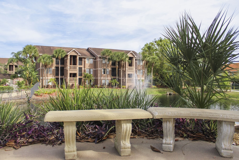 Hilton Vacation Club Polynesian Isles Kissimmee — Hotel building in Kissimmee, Florida