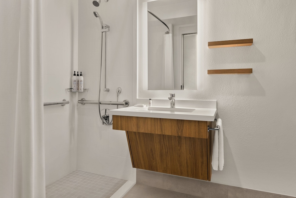 Delta Hotels by Marriott Orlando Celebration — Hotel rooms in Kissimmee, Florida