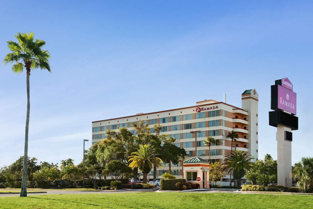Ramada by Wyndham Kissimmee Gateway — Hotel building in Kissimmee, Florida