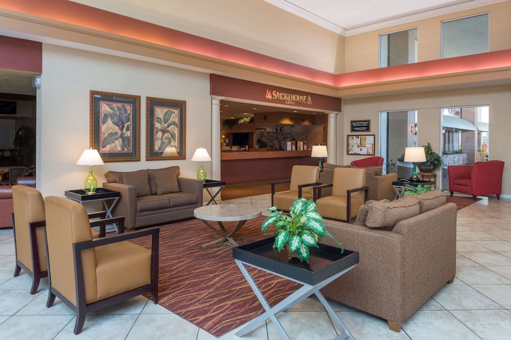 Ramada by Wyndham Kissimmee Gateway — Restaurant & bars in Kissimmee, Florida