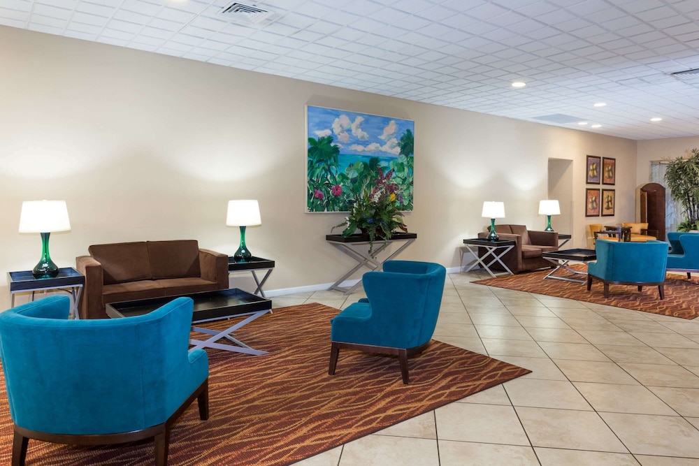 Ramada by Wyndham Kissimmee Gateway — Hotel building in Kissimmee, Florida
