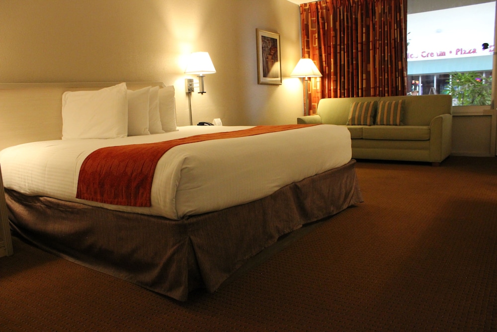 Ramada by Wyndham Kissimmee Gateway — Hotel rooms in Kissimmee, Florida