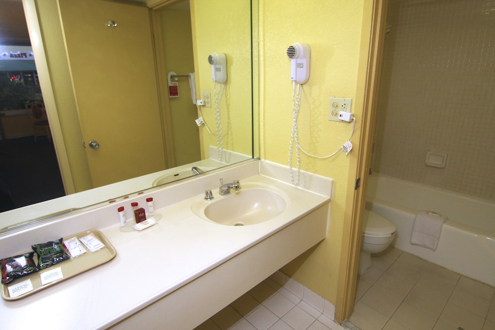 Ramada by Wyndham Kissimmee Gateway — Hotel rooms in Kissimmee, Florida