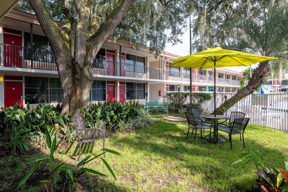 Ramada by Wyndham Kissimmee Gateway — Hotel building in Kissimmee, Florida