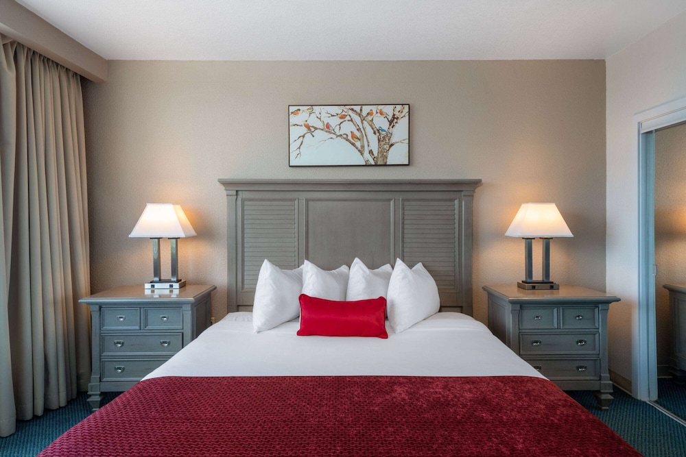 Ramada by Wyndham Kissimmee Gateway — Hotel rooms in Kissimmee, Florida