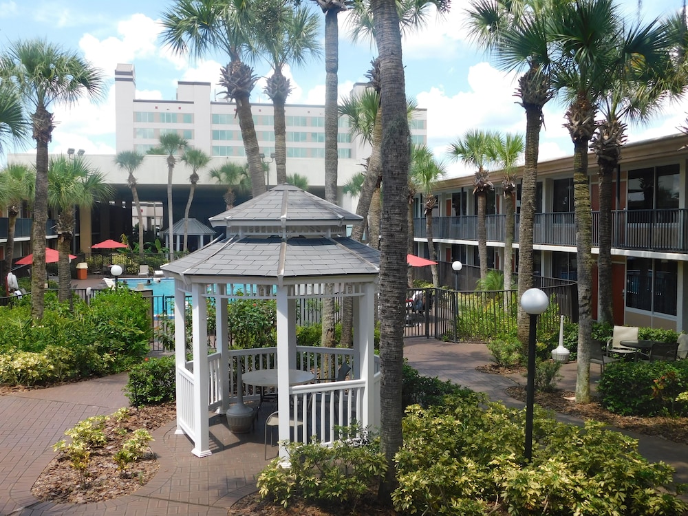 Ramada by Wyndham Kissimmee Gateway — Swimming pool in Kissimmee, Florida