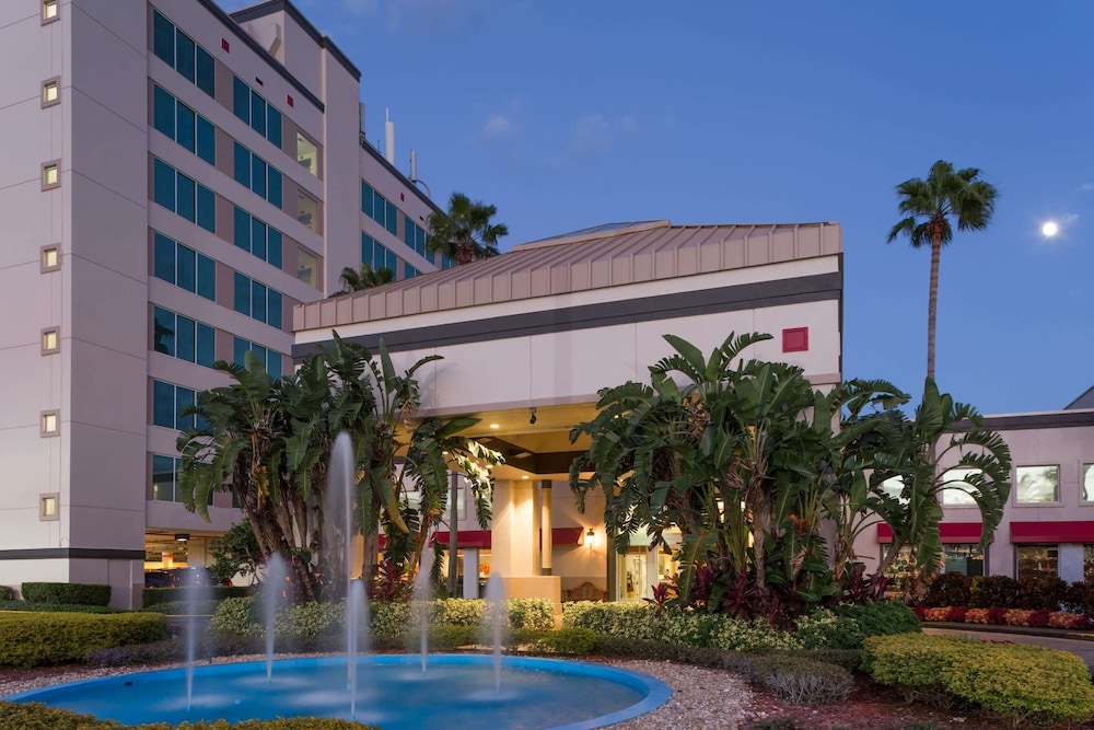 Ramada by Wyndham Kissimmee Gateway — Hotel building in Kissimmee, Florida