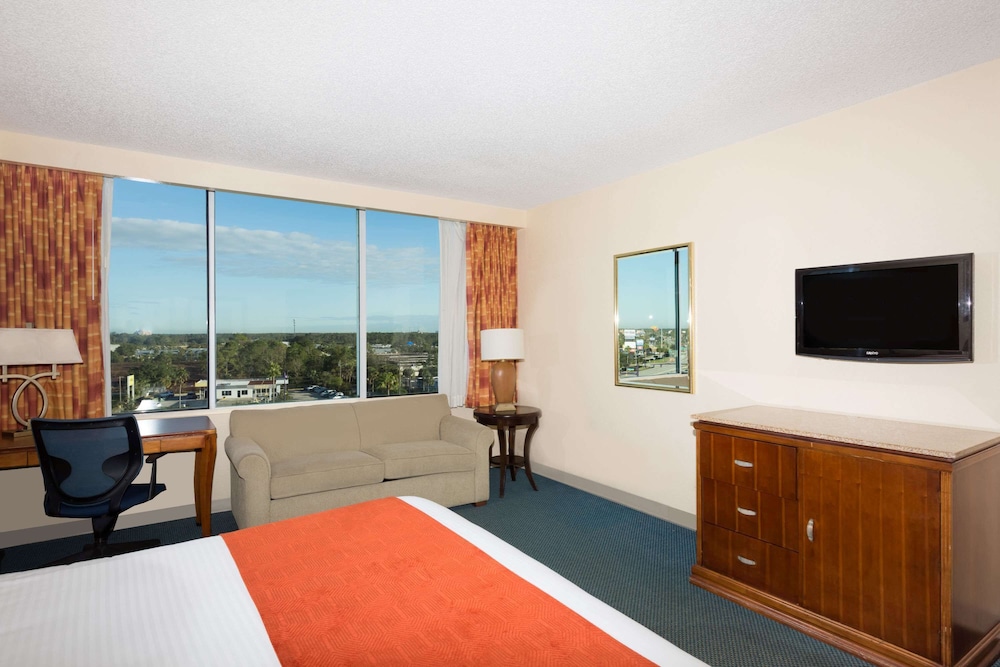 Ramada by Wyndham Kissimmee Gateway — Hotel rooms in Kissimmee, Florida
