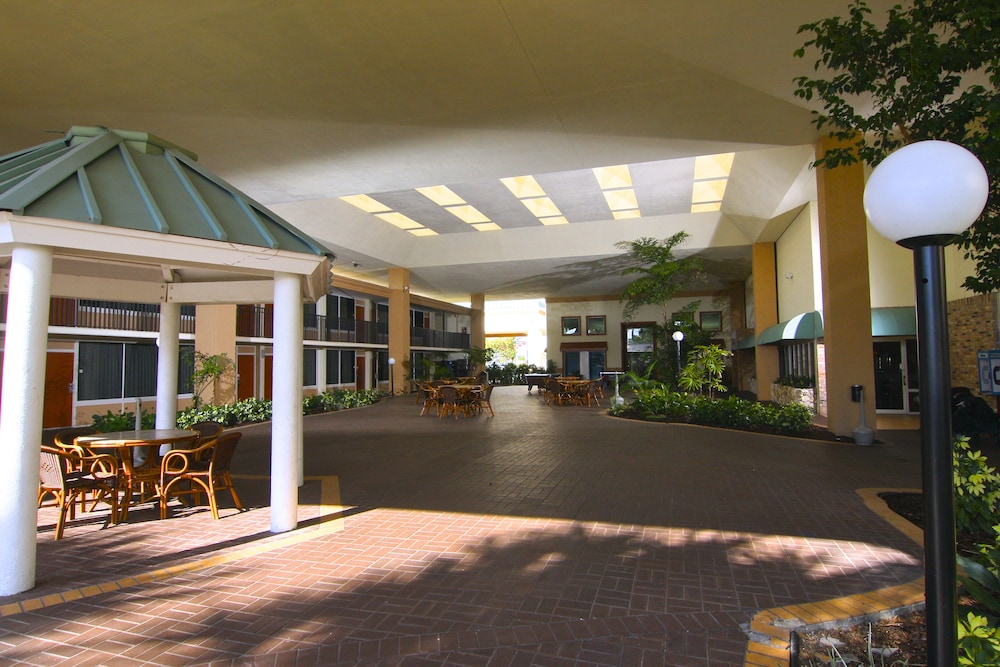 Ramada by Wyndham Kissimmee Gateway — Hotel building in Kissimmee, Florida