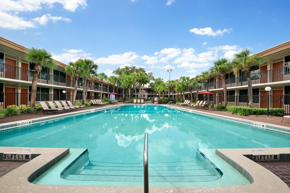 Ramada by Wyndham Kissimmee Gateway — Swimming pool in Kissimmee, Florida