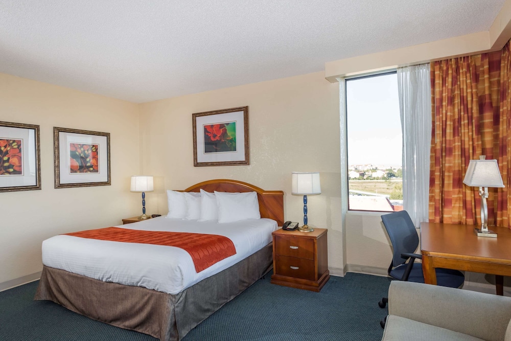Ramada by Wyndham Kissimmee Gateway — Hotel rooms in Kissimmee, Florida
