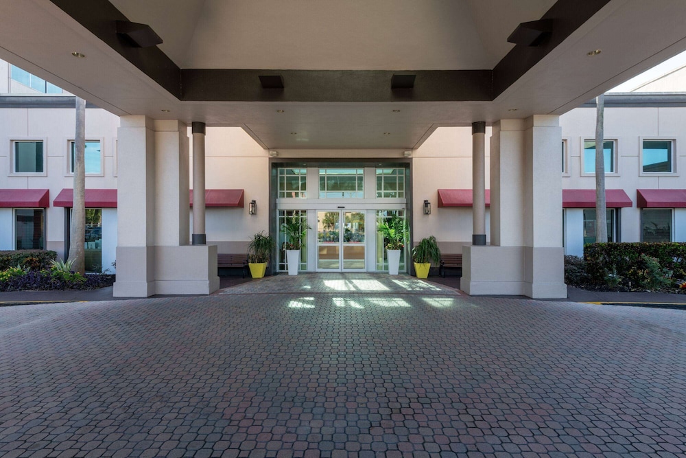 Ramada by Wyndham Kissimmee Gateway — Hotel building in Kissimmee, Florida