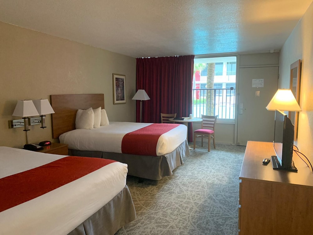 Ramada by Wyndham Kissimmee Gateway — Hotel rooms in Kissimmee, Florida