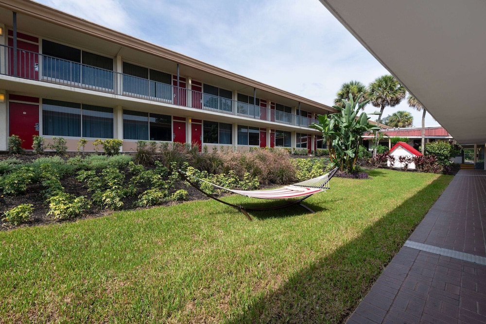 Ramada by Wyndham Kissimmee Gateway — Hotel building in Kissimmee, Florida