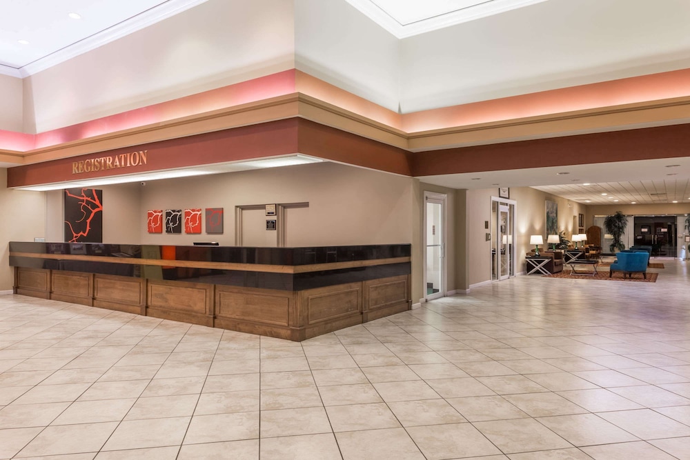 Ramada by Wyndham Kissimmee Gateway — Restaurant & bars in Kissimmee, Florida