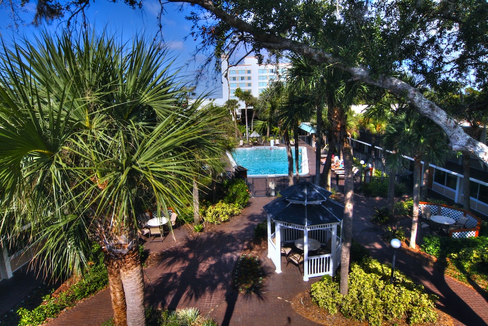 Ramada by Wyndham Kissimmee Gateway — Swimming pool in Kissimmee, Florida