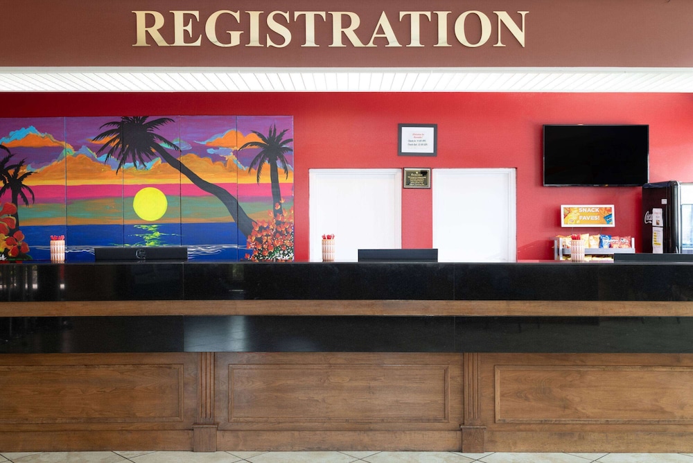 Ramada by Wyndham Kissimmee Gateway — Hotel building in Kissimmee, Florida